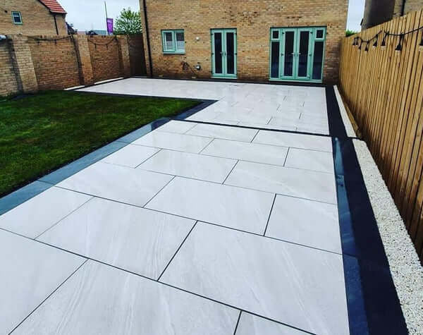 Crisp white crossover effect outdoor porcelain paving tiles 900x600mm on modern patio